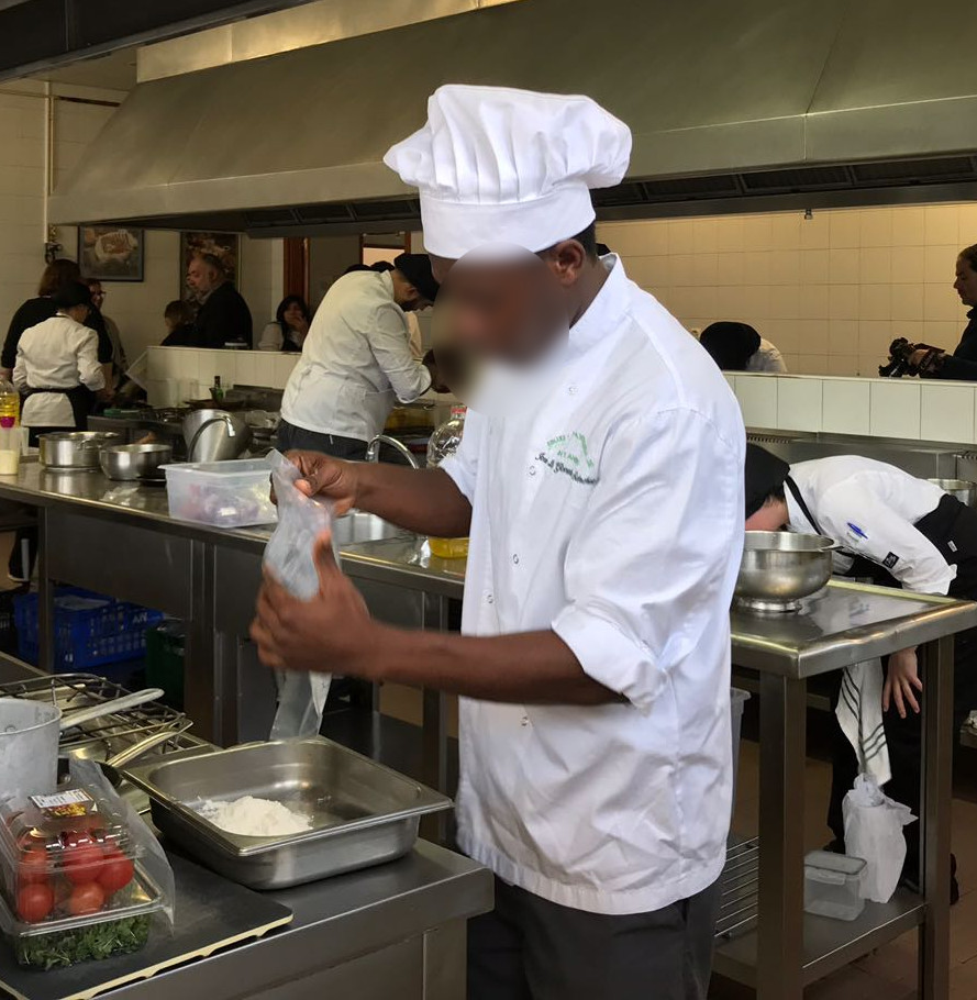 Un joven del curso formativo de Operaciones Básicas de ...