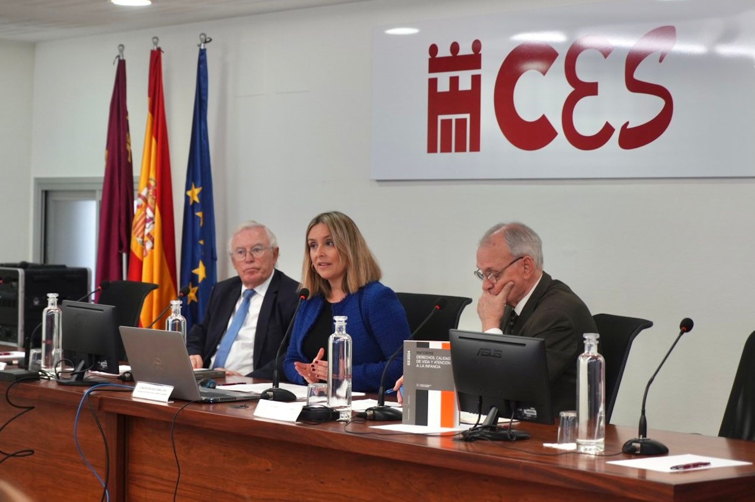 José Antonio Cobacho, Concepción Ruiz y Antón Costas, durante la presentación del informe