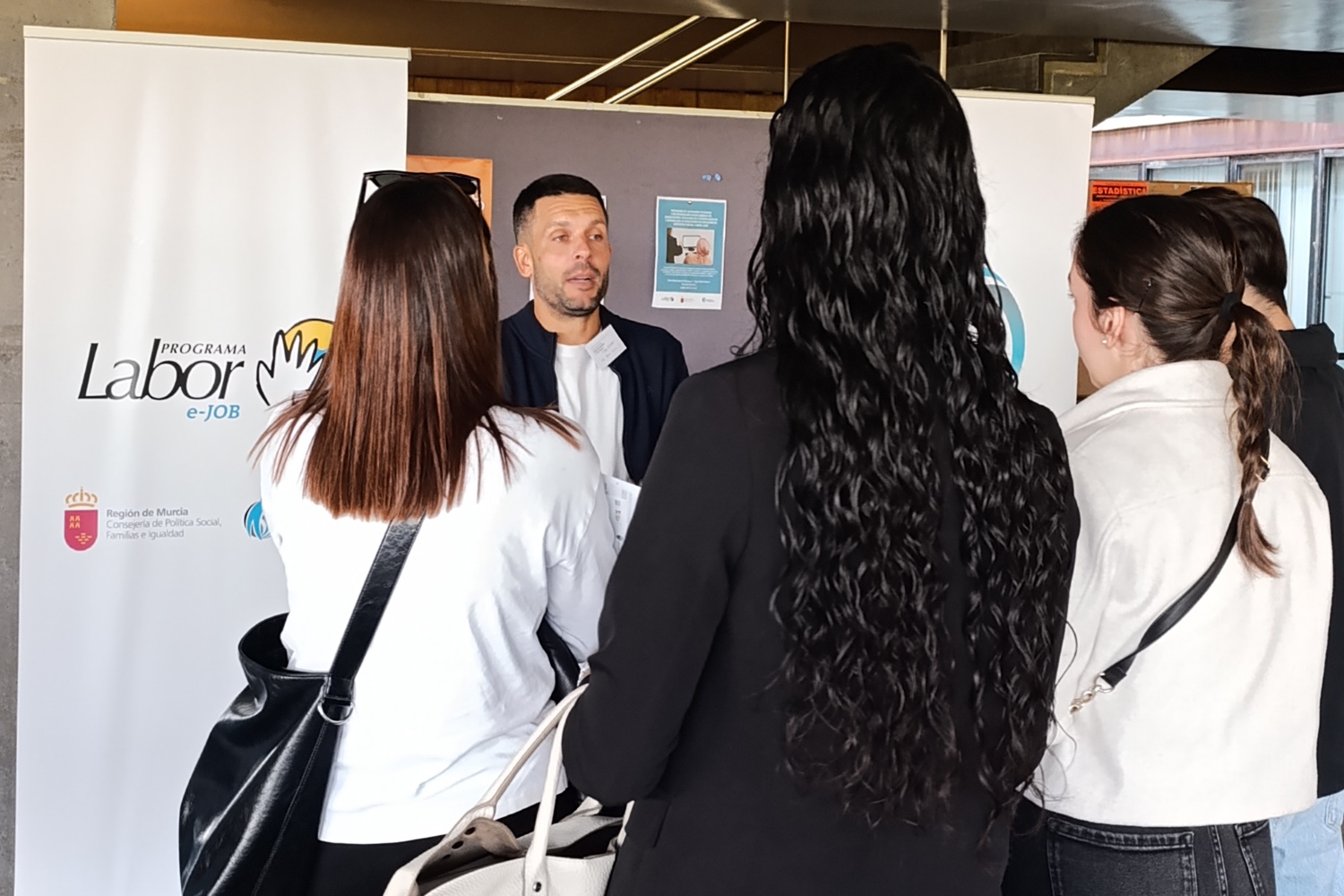 Varias alumnas se interesan por el programa Labor e-Job