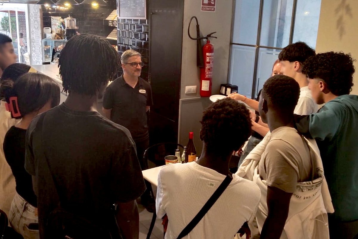 Jóvenes practican cómo llevar la vajilla