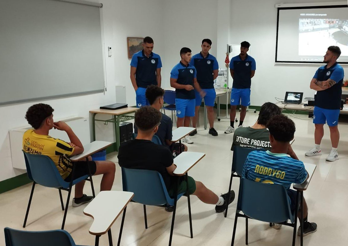 Los jugadores del Club Balonmano Melilla Virgen de la Victoria charlan con algunos jóvenes del centro