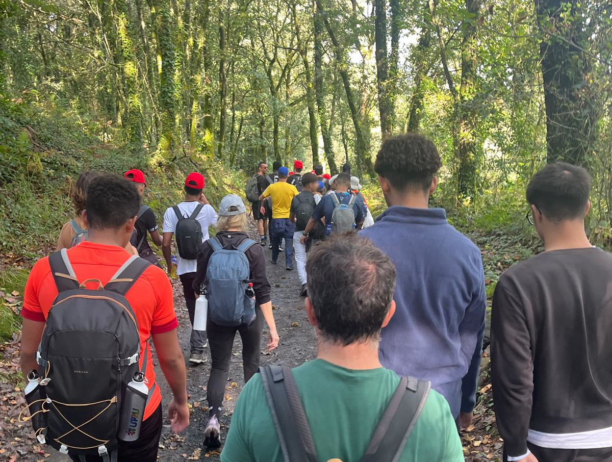 Un grupo de jóvenes recorre uno de los bosques del camino