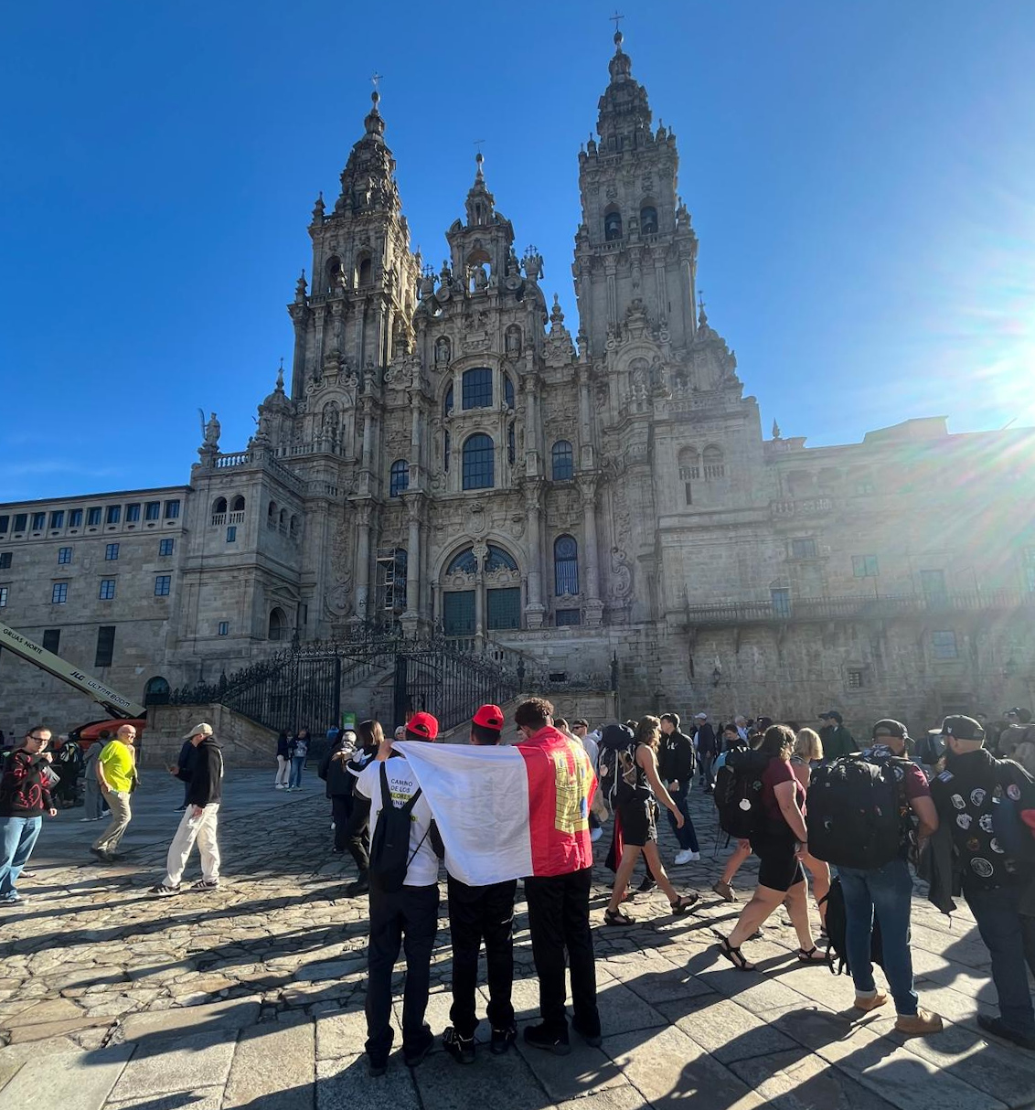 Los tres menores de La Cañada posan ante la Catedral de Santiago