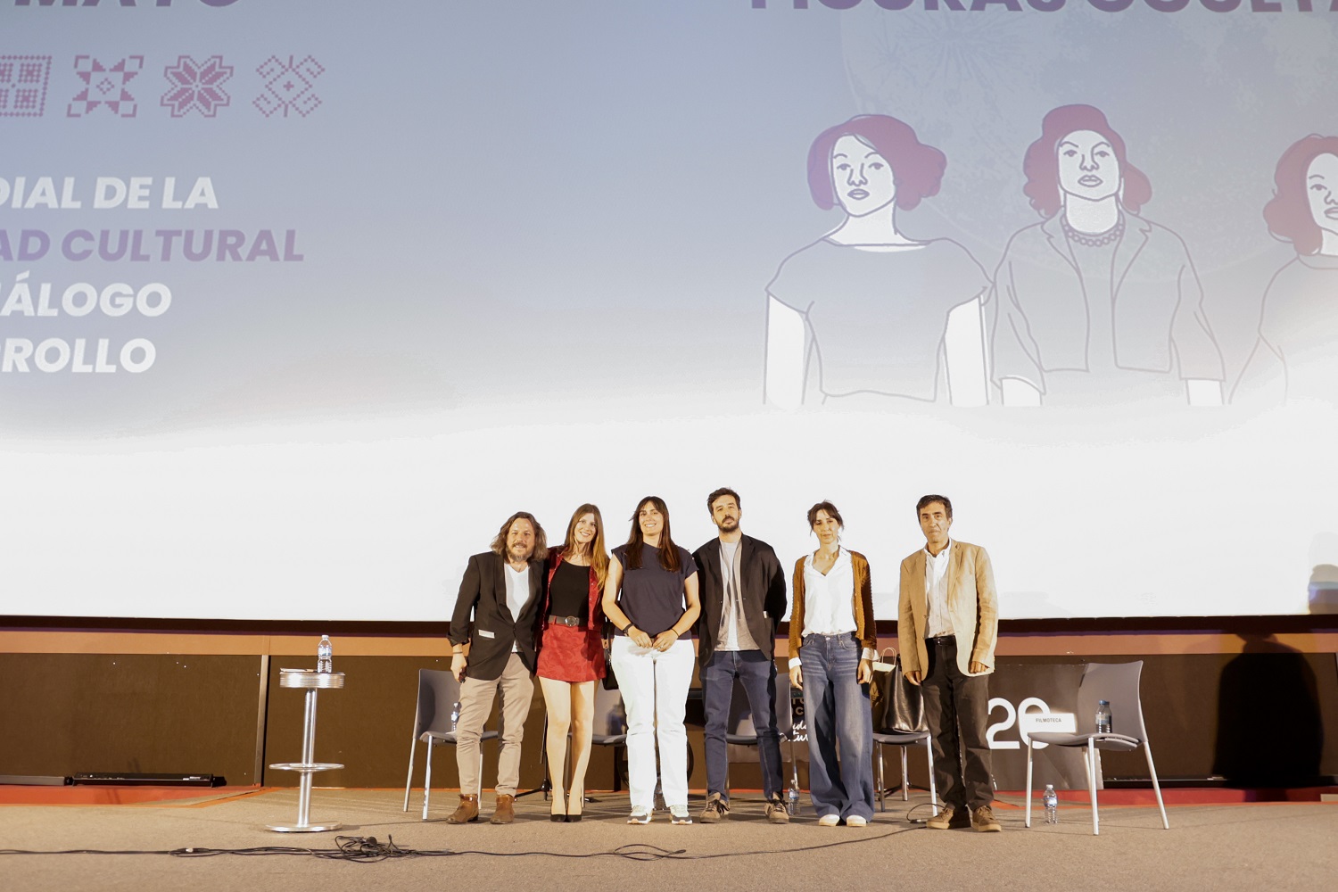 Los integrantes de la mesa redonda junto a la moderadora, la periodista María González García
