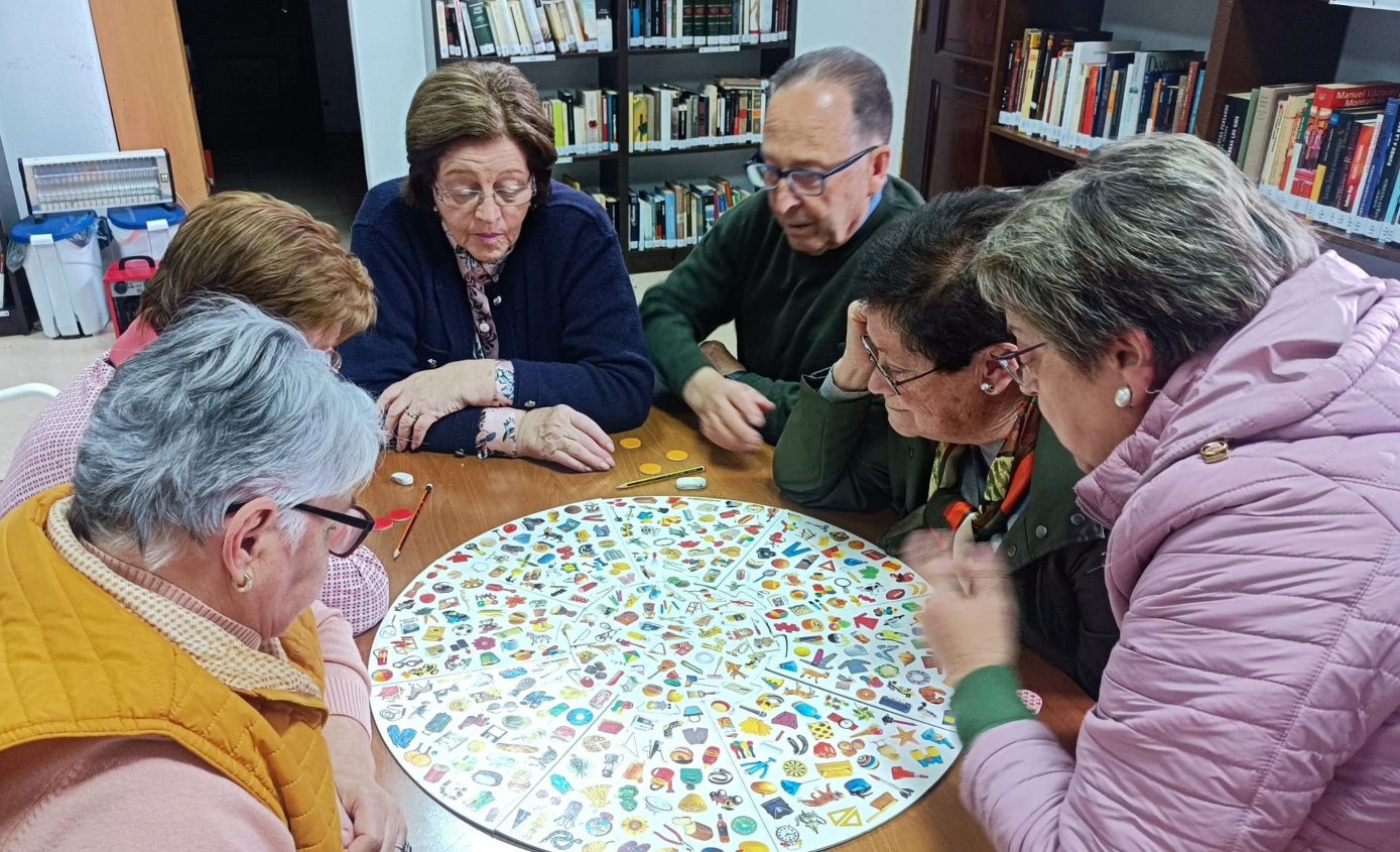 Un grupo de personas mayores realiza una actividad de estimulación cognitiva