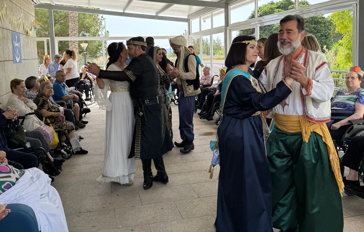 Las personas atendidas en la residencia ‘Nuevo Azahar’ reciben la visita y disfrutan de un desfile de los Moros y Cristianos de Archena