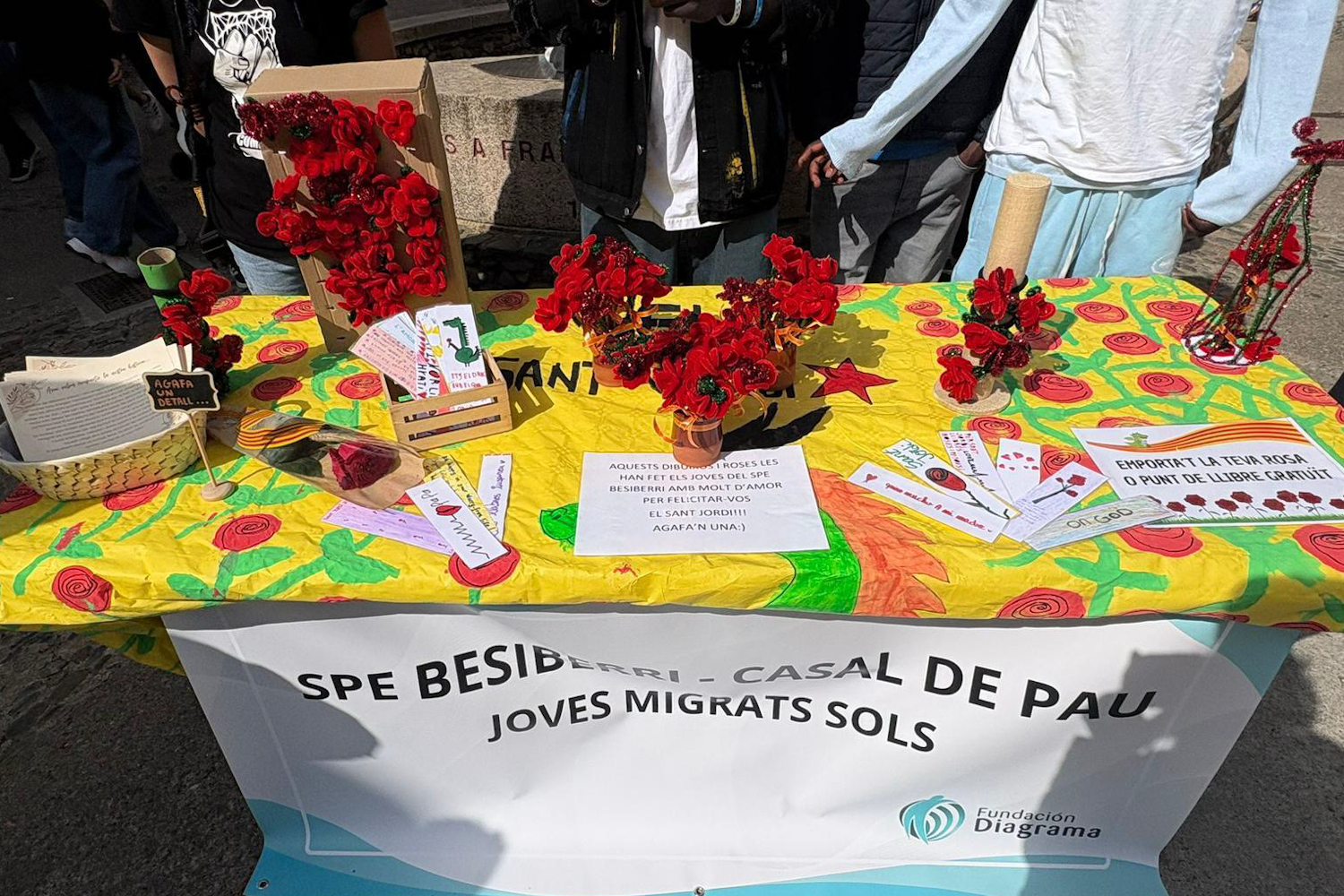 Jóvenes del SPE Besiberri comparten rosas con la población de Arbúcies 