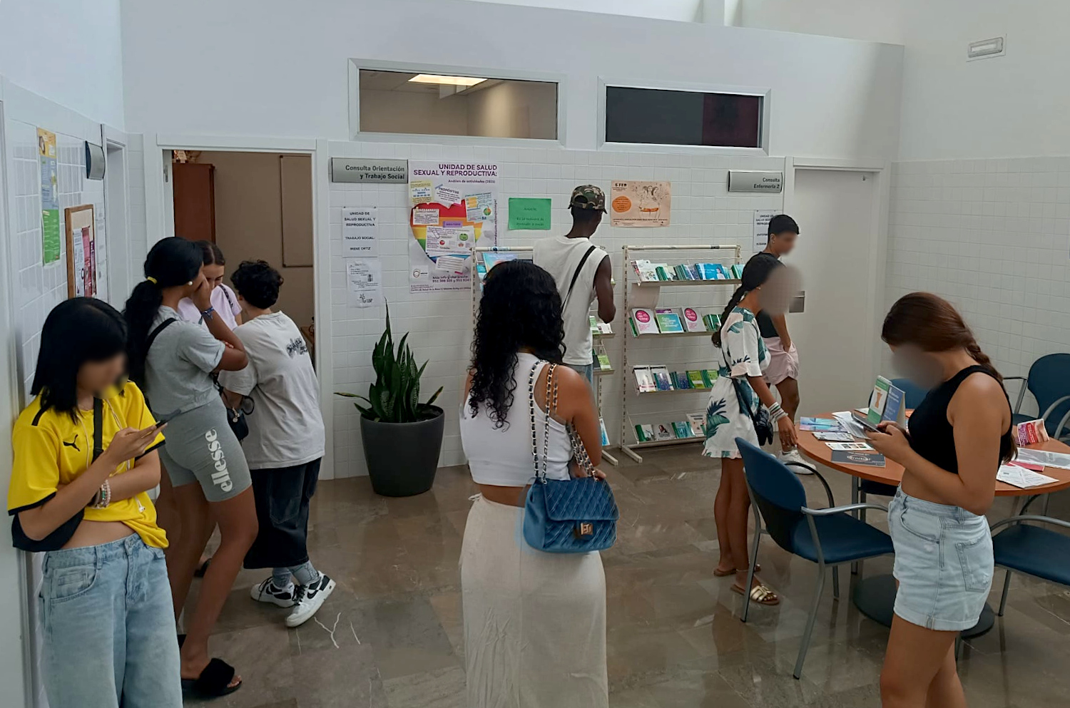 El grupo de jóvenes visita la Unidad de Salud