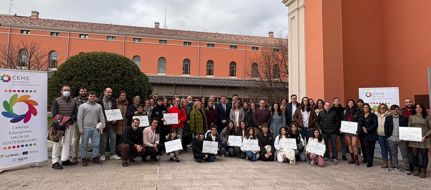 Foto de grupo de los centros educativos reconocidos en el acto