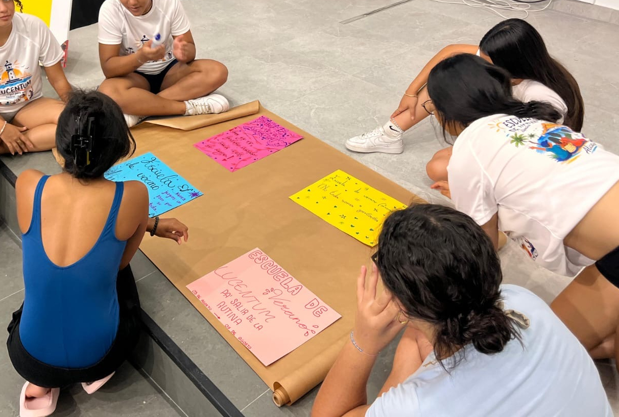 Jóvenes de Lucentum elaboran un mural