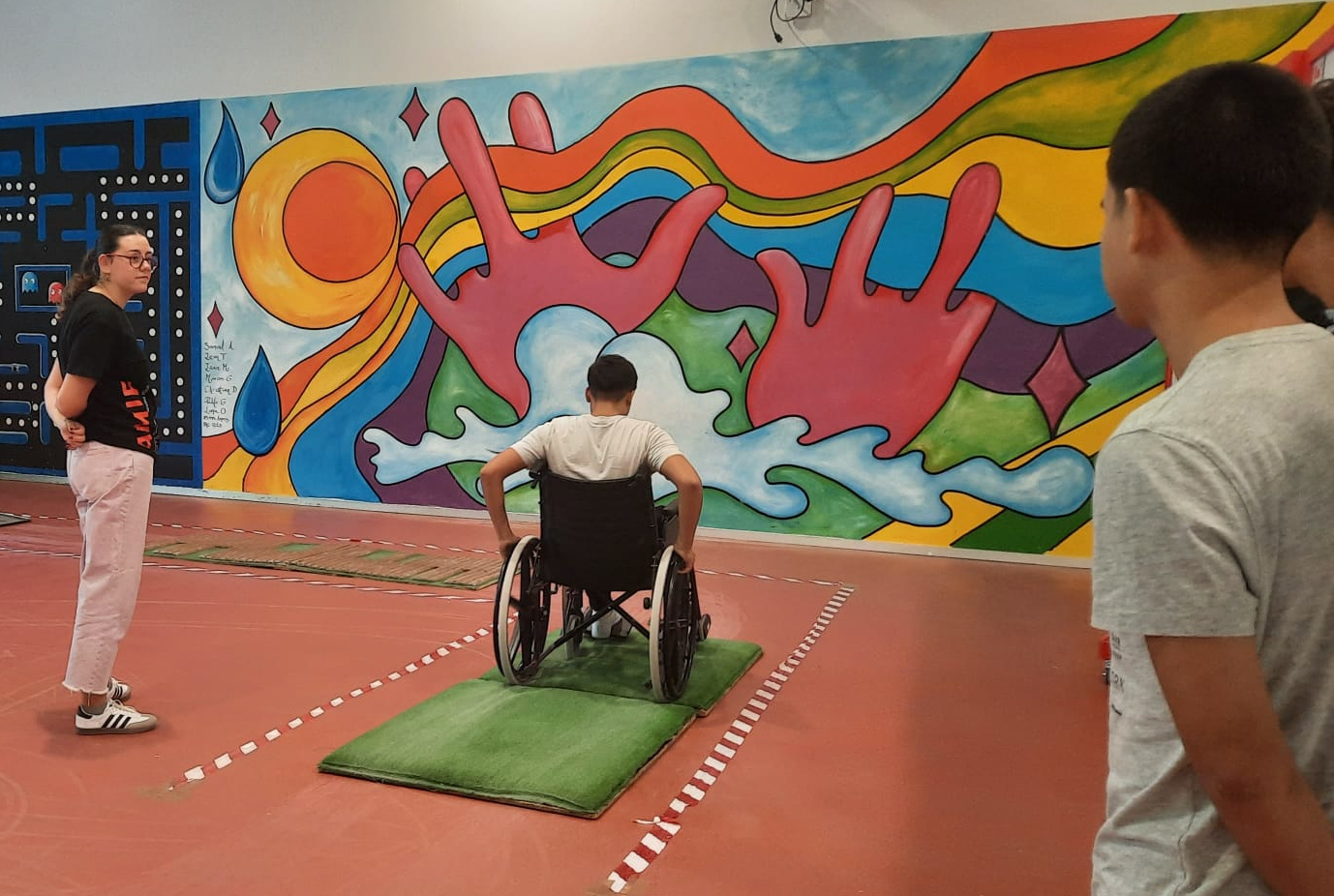 Un joven prueba las dificultades de accesibilidad en silla de ruedas