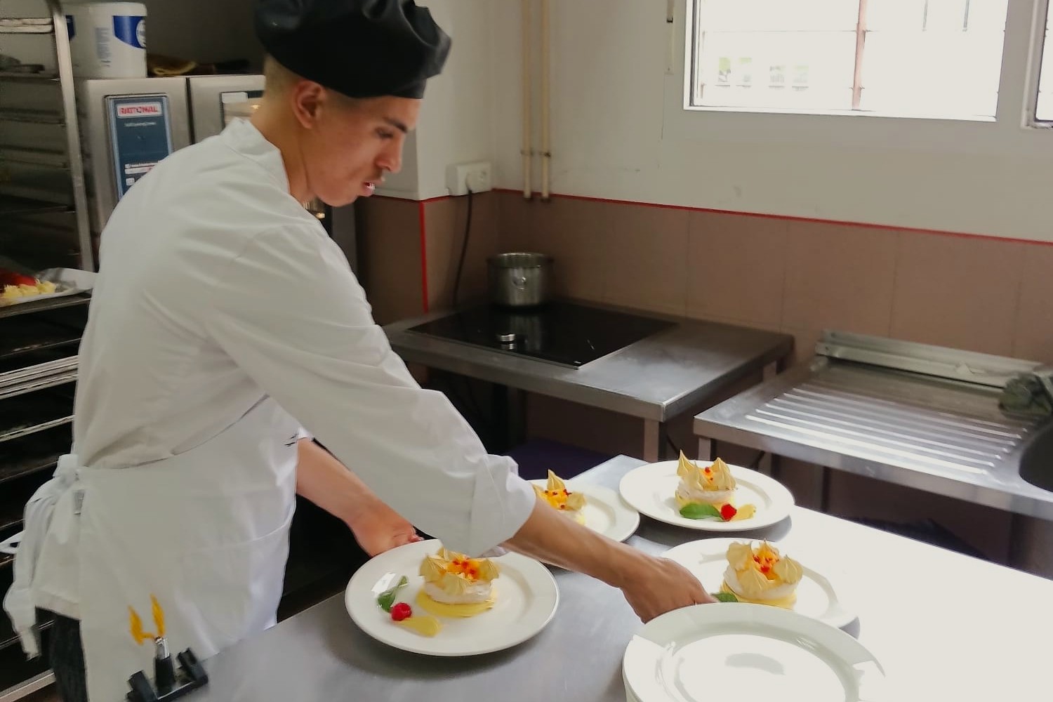 Marouan El Khattabi elabora los postres que presentó al concurso