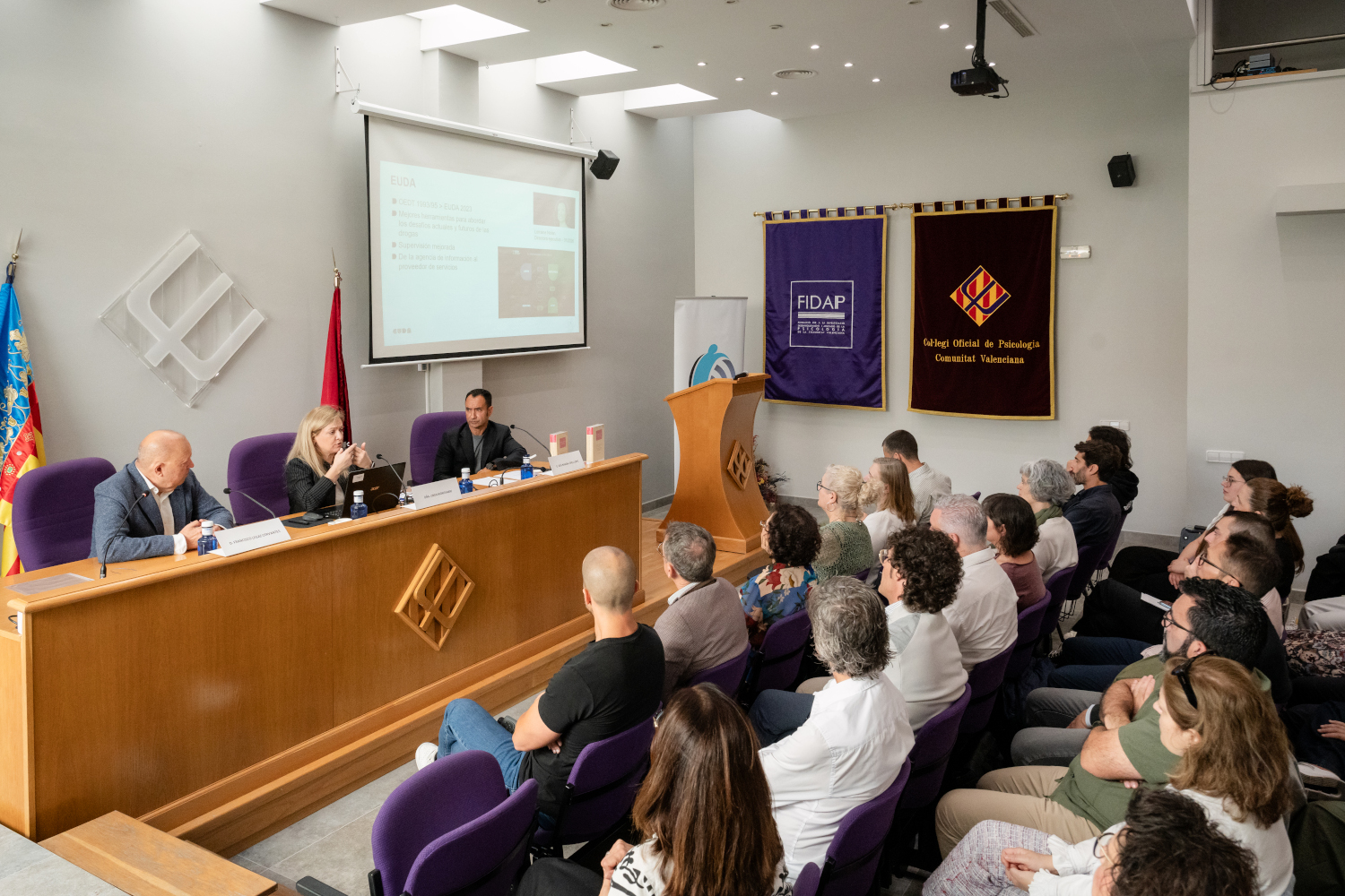 El libro ‘Menores, jóvenes y adicciones’ se presenta en el Colegio Oficial de Psicología de la Comunitat Valenciana