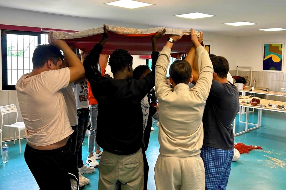 Jóvenes de Odiel realizan una de las dinámicas de expresión del taller