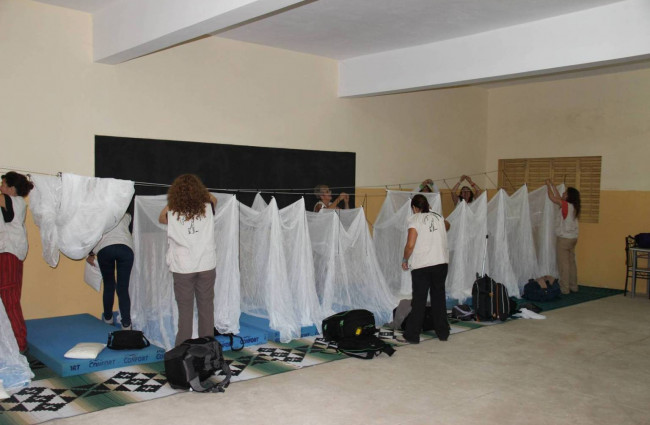 Preparación del alojamiento para los miembros de la ONG Cirugía Solidaria