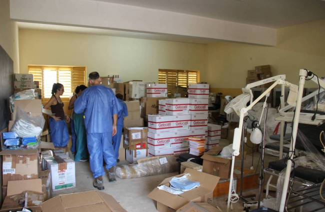 Organización del material para el transporte al Hospital de Thiadiaye