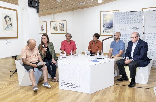 Mesa redonda de la Jornada ‘Transformación Digital y Tercer Sector de Acción Social: Superando Brechas Digitales’