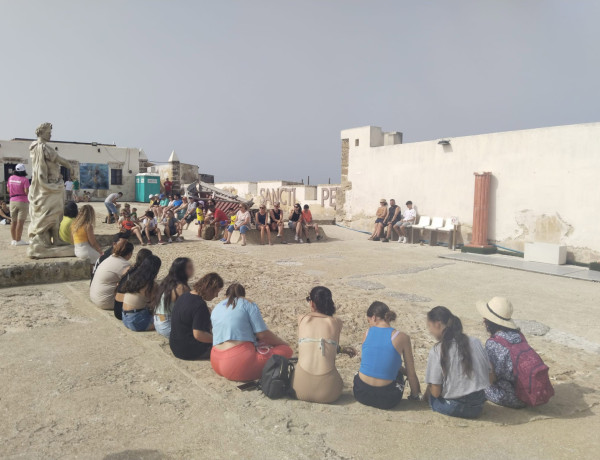 El grupo descansa junto al castillo