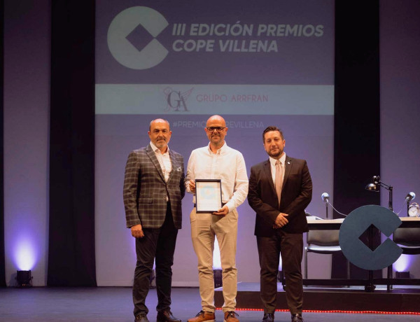 Antonio García (c), director de La Villa, recoge el premio de manos de Moisés López (d) y Juan Arrés (i)