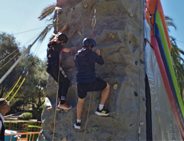 Dos de los jóvenes disfrutan del rocódromo