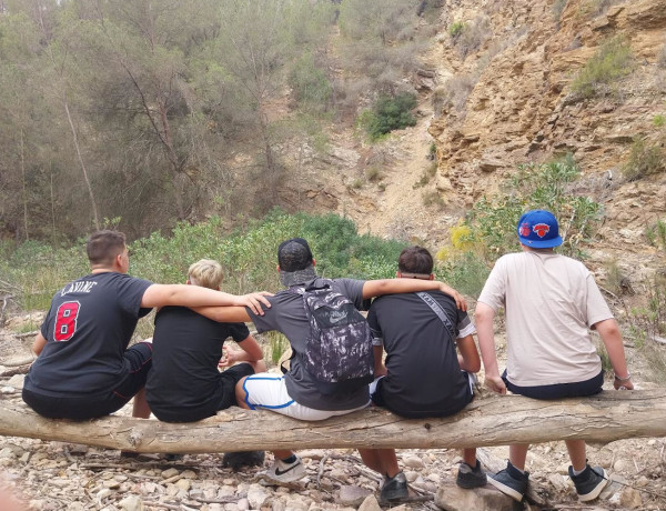 Los cinco jóvenes descansan en un punto de la ruta