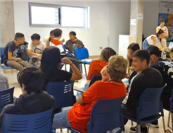 El grupo de jóvenes realiza una de las dinámicas del taller