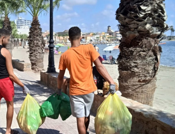 Jóvenes del centro Ankaso Alguazas recogiendo 'basuraleza' en la playa de Los Alcázares 