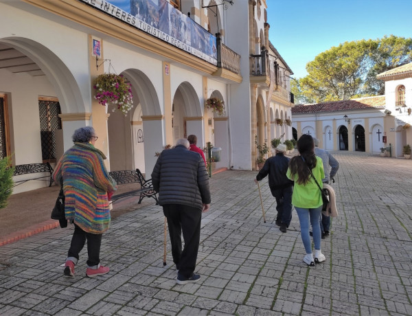 Un grupo de personas mayores, en el Santuario de Nuestra Señora de Cortes