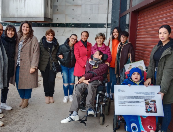 El equipo de Fundación Diagrama, junto al pequeño Hugo y su madre