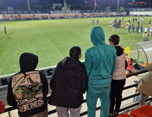 Jóvenes de La Pobla, poco antes del encuentro entre el Valencia CF femenino y el Real Madrid femenino