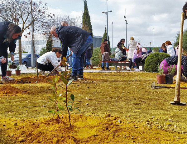 Un momento de la plantación de árboles y arbustos