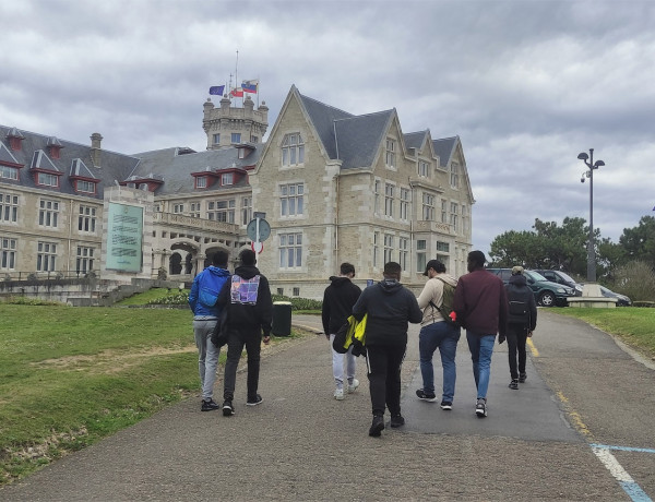 El grupo de jóvenes se dirige al Palacio de la Magdalena