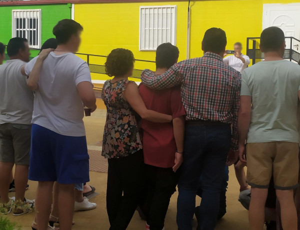 Jóvenes, familias y profesionales del CIMI Los Alcores posan para una foto en el centro