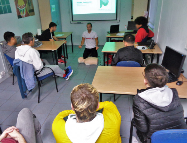 El grupo de jóvenes escucha las explicaciones sobre reanimación cardiopulmonar