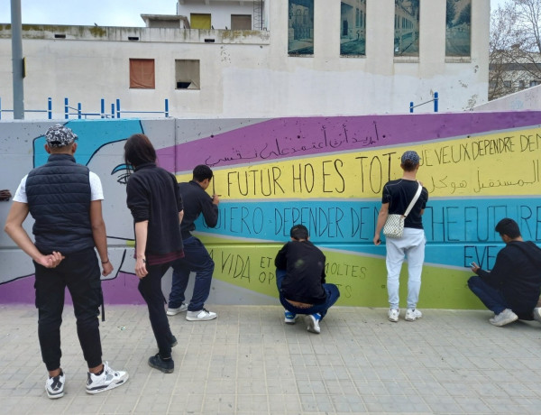 Los jóvenes trabajan en el mural