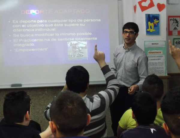 El ciclista paralímpico Maurice Far Eckhard comparte su experiencia deportiva con los jóvenes del centro ‘Campanar’ de Valencia