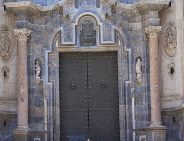 Las personas mayores de las Residencias ‘Nuevo Azahar’ y ‘Altavida’ visitan la Catedral de Murcia