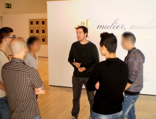 Los menores del centro ‘La Villa’ visitan dos exposiciones en la Universidad de Alicante