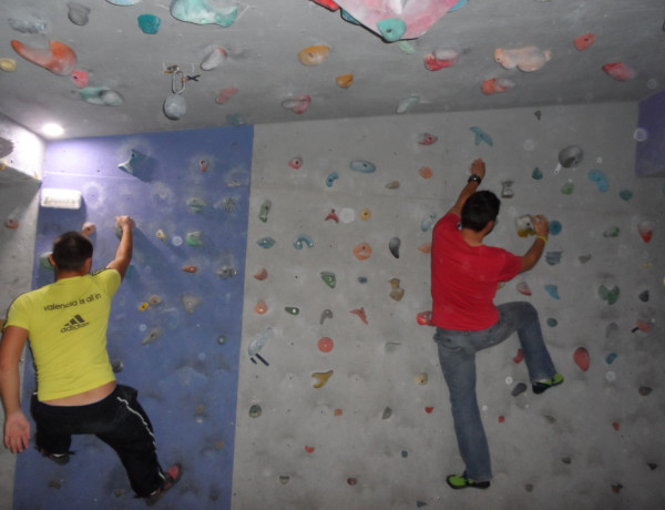 Los jóvenes del centro de acogida ‘Campanar’ realizan una actividad deportiva en un rocódromo de Valencia