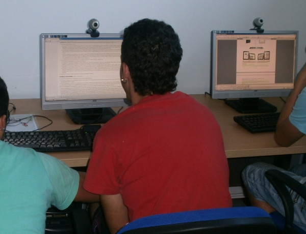 Los menores del Centro Socioeducativo Juvenil de Cantabria participan en un curso de informática básica
