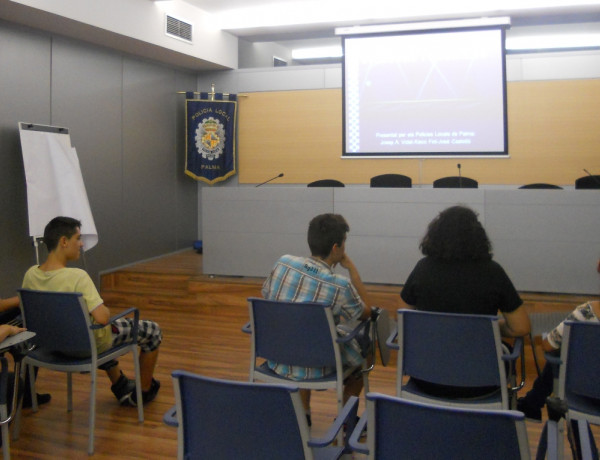 Los menores del programa Labor-actívate de Baleares participan en una charla sobre seguridad vial impartida por la Policía Local