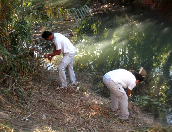 Menores del centro ‘Mariano Ribera’ participan en la limpieza del cauce del río Turia