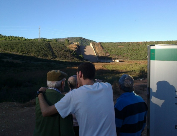 Residentes del centro ‘María de la Paz’ de Nerva (Huelva) visitan el pantano del Jarrama