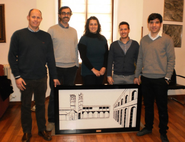 Los mayores de la residencia ‘Nuestra Señora de Cortes’ de Fundación Diagrama obsequian con un mosaico al Ayuntamiento de Alcaraz (Albacete)