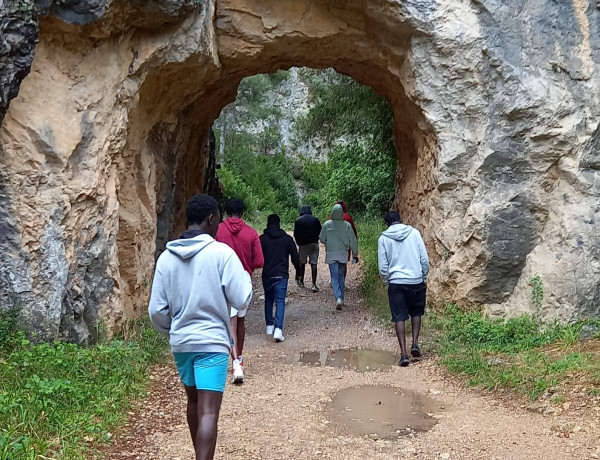 Los menores atraviesan un tramo montañoso de su ruta senderista