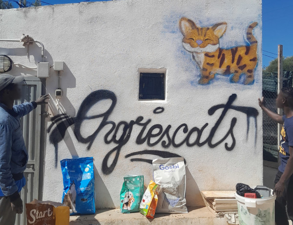 Los dos jóvenes, junto a un mural de la portectora