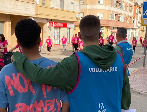 Los dos jóvenes de Alácera ven pasar a varios participantes de la marcha