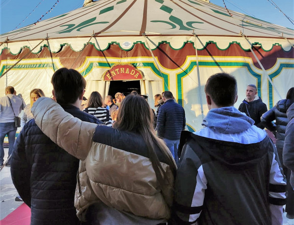 Los tres jóvenes, poco antes de entrar en la carpa del circo