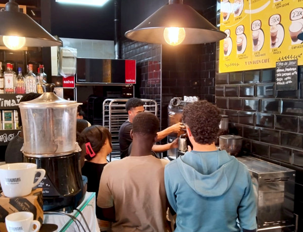 Un joven practica con la preparación de un café