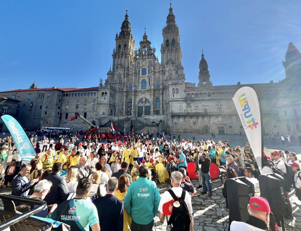 El grupo de personas participantes, a su llegada al Obradoiro